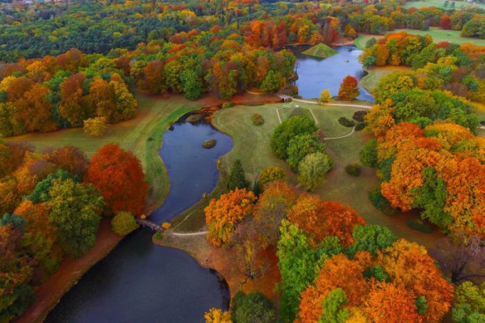 Ilustračný obrázok k článku RANNÁ ŠTVORKA: Október sa lúči prehánkami a vetrom. Vyčasí sa na západe krajiny