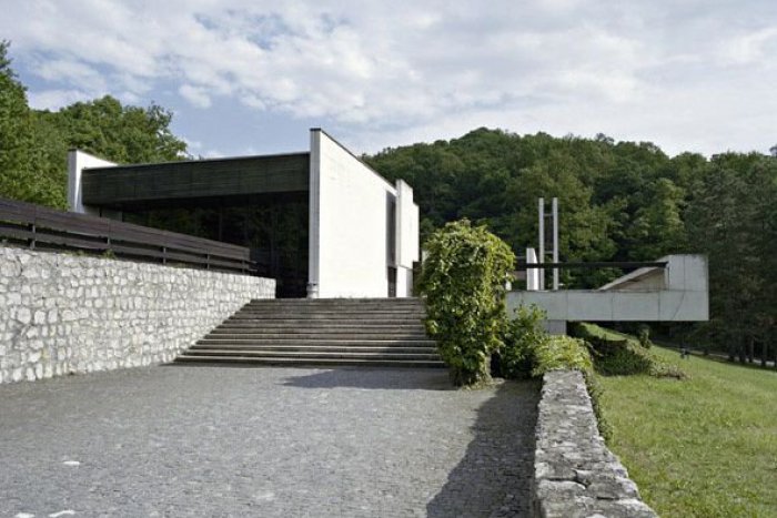 Ilustračný obrázok k článku Príbehy cintorínov: Bratislavské krematórium je klenotom. Spája človeka s prírodou