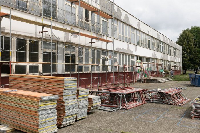 Ilustračný obrázok k článku V Šali vynovujú fasádu školy: ZŠ Jána Hollého opeknie