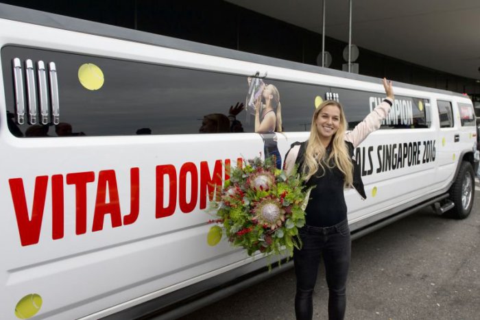 Ilustračný obrázok k článku FOTO: Fanúšikovia si počkali na Cibulkovú, tá im s radosťou ukázala trofej