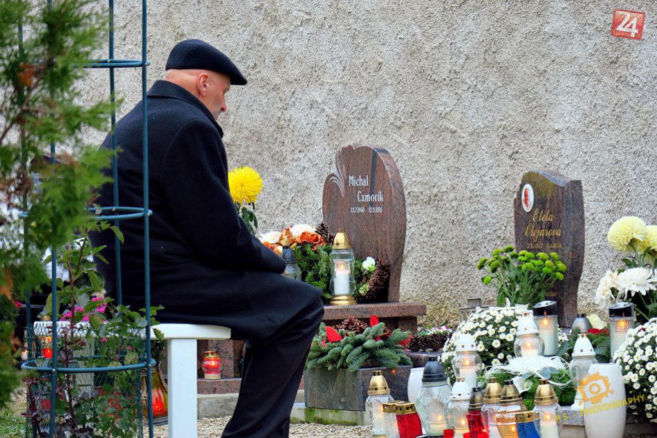 Ilustračný obrázok k článku OBRAZOM: Sviatočná atmosféra na cintoríne v Rožňave