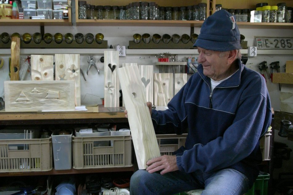 Ilustračný obrázok k článku FOTO: Horehronec so zlatými rukami. Drevu vdychuje dlátom nový život