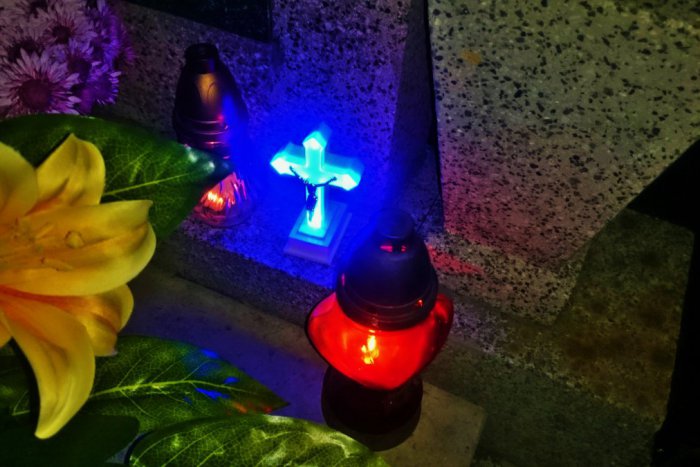 Ilustračný obrázok k článku Dušičková atmosféra v Prešove: Stovky svetielok rozžiarili Hlavný cintorín, FOTO