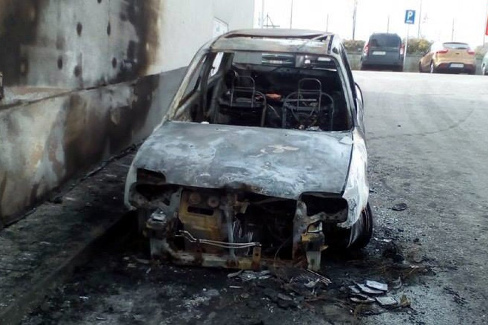 Ilustračný obrázok k článku Nočný požiar na Klokočine: Niekto podpálil osobné auto,FOTO