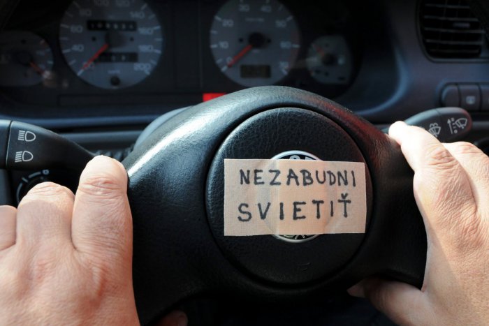 Ilustračný obrázok k článku Kratšie dni, znížená vidieľnosť: Namiesto denných svetiel stretávacie