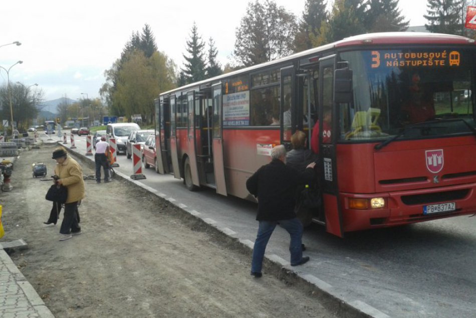 Ilustračný obrázok k článku Rekonštrukcia zastávky v centre skomplikovala dopravu: Dokedy to potrvá?