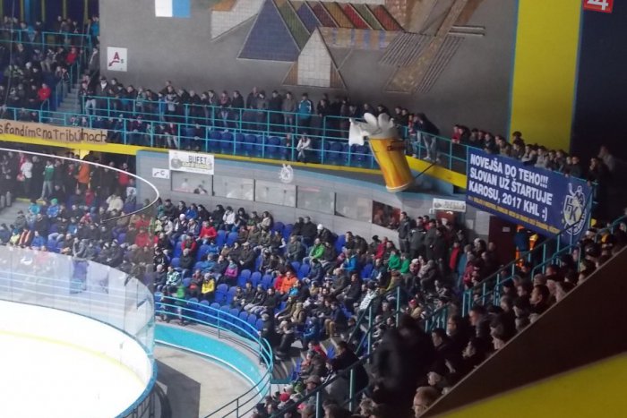 Ilustračný obrázok k článku Na zimáku v Spišskej prebiehajú rekonštrukčné práce: Opravujú strechu štadióna