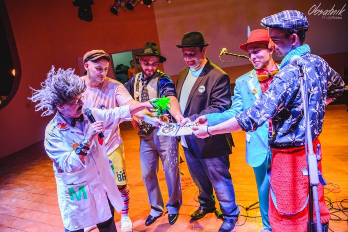 Ilustračný obrázok k článku Kapelu Traky na východe milujú, FOTO: Ako vznikajú ich podarené outfity?