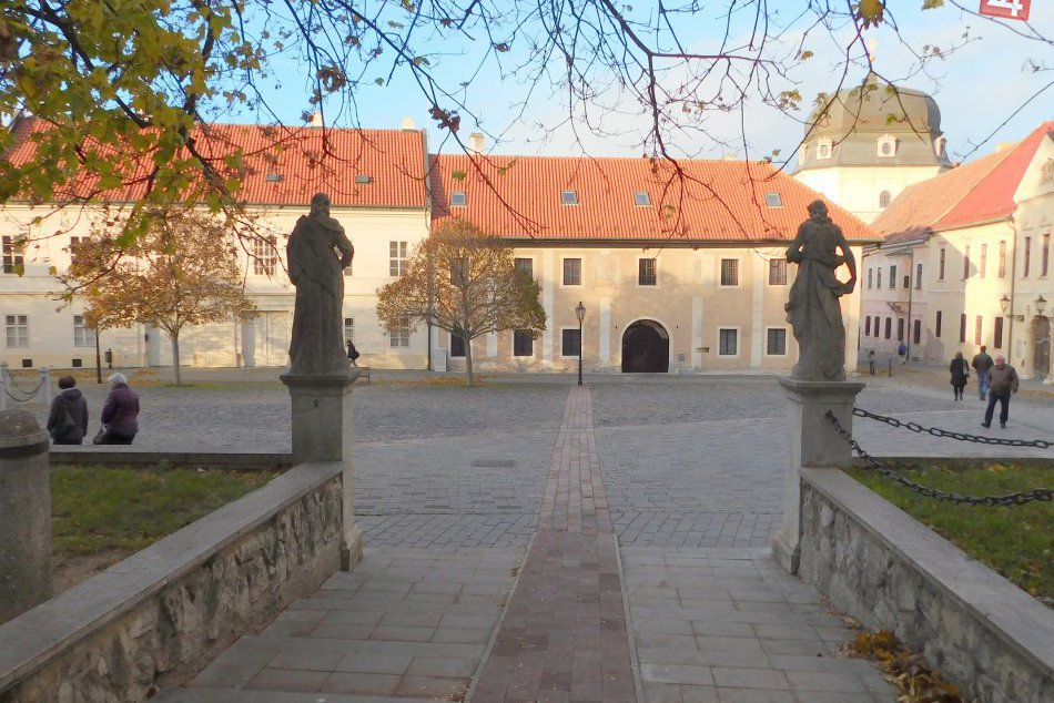 Ilustračný obrázok k článku V Trnave vás môže upútať ružový pás na námestí: Vieme, o čo vlastne ide