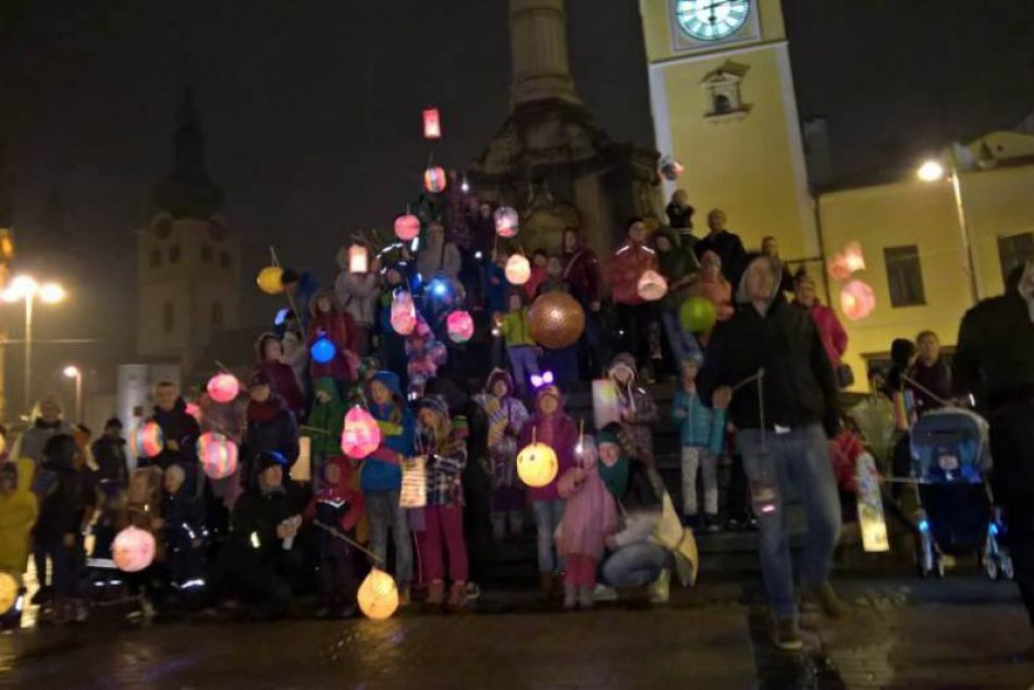 Ilustračný obrázok k článku Toto si netreba nechať ujsť. Ulice nočnej Bystrice rozžiari lampiónový sprievod