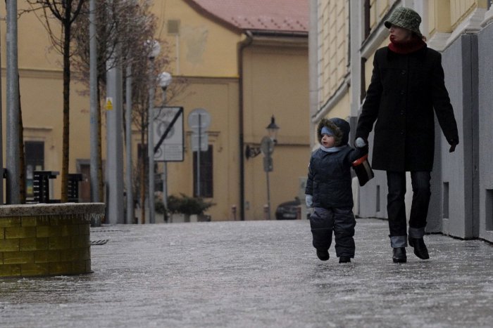 Ilustračný obrázok k článku Poľadovica potrápi už aj Nitru: Pozor si dávajte na cestách aj za volantom