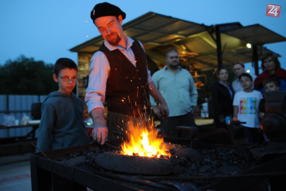 Ilustračný obrázok k článku Remeslo na netradičnom mieste v Košiciach: Pri pochúťke kováčov zahrá Mafia Corner