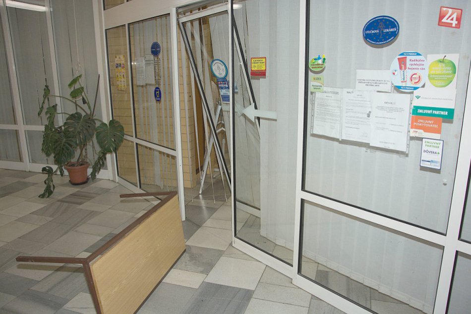 Ilustračný obrázok k článku Streľba pri lekárni na Nemocničnej: Muž (28) skončil v putách, FOTO