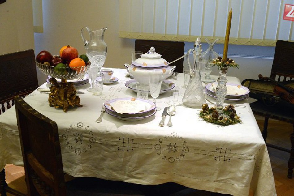 Ilustračný obrázok k článku Slama i uzamknutá reťaz: Ako sa v minulosti u nás slávili Vianoce?