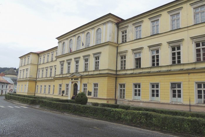 Ilustračný obrázok k článku Stretnutie po rokoch: Na kremnickú SUPŠ-ku sa vrátia známi absolventi