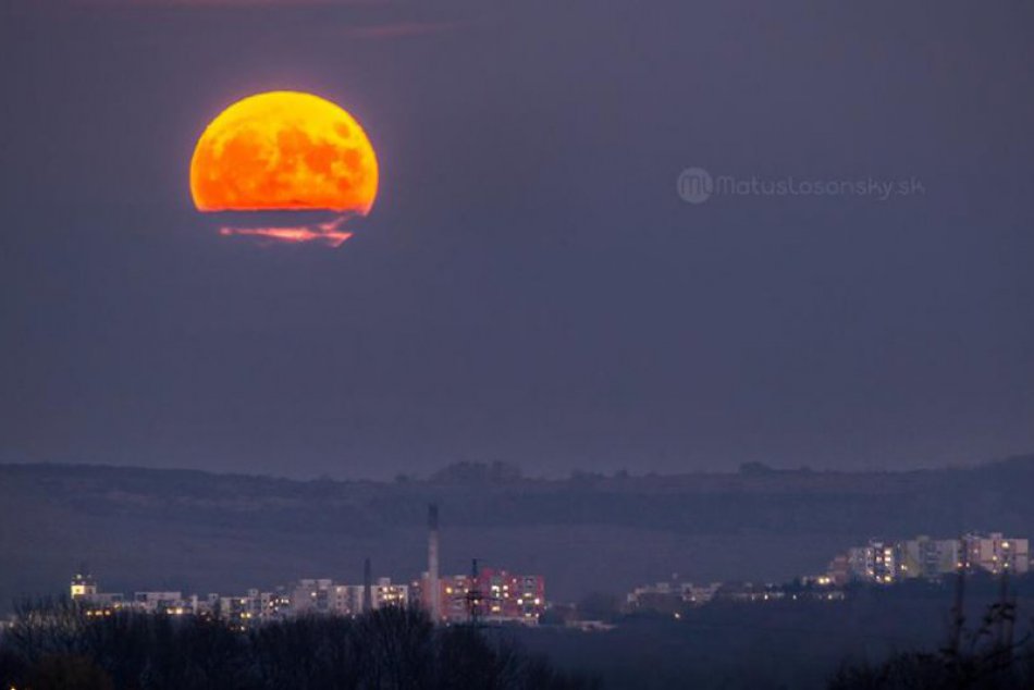 Ilustračný obrázok k článku Divadlo na nebi nad našim mestom: Supermesiac zachytený objektívom Hlohovčana!