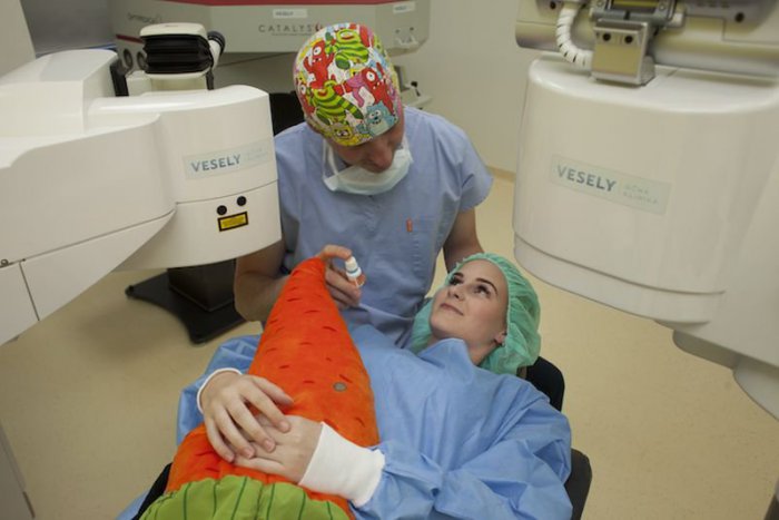 Ilustračný obrázok k článku OPÝTALI SME SA: Chcem dať zbohom okuliarom. Je laserová operácia vhodná pre každého?