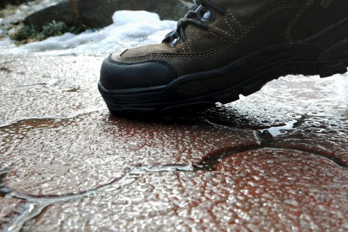 Ilustračný obrázok k článku Bystričania v sebe nezapreli zmysel pre humor: TOP hlášky o poľadovici v meste