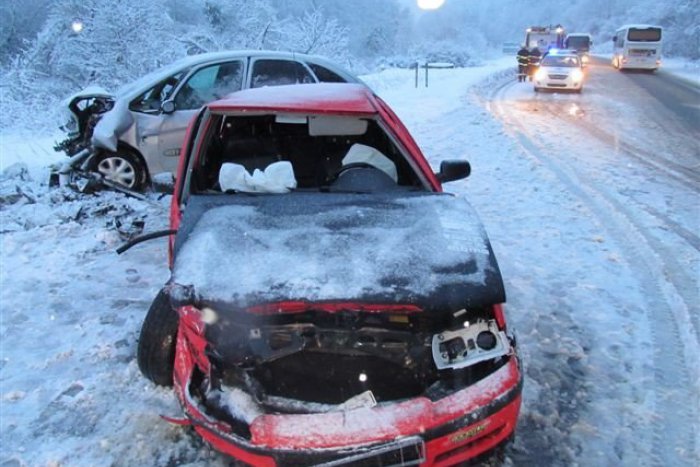 Ilustračný obrázok k článku FOTO: Nehody na klzkej ceste - poľadovica komplikuje cestu autom