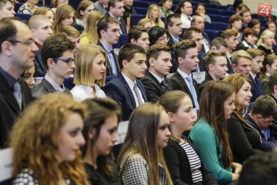 Ilustračný obrázok k článku Počet vysokoškolákov medziročne poklesol: Zvýšili sa platy profesorov