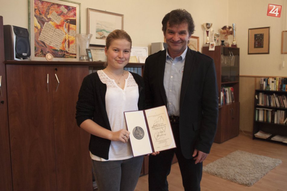 Ilustračný obrázok k článku Popradskú gymnazistku ocenil minister: Úžasný zjav a skvelá práca