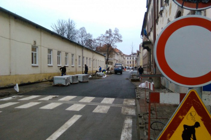 Ilustračný obrázok k článku FOTO: Veľká obnova ciest v Lučenci. Známe ulice v centre sa zmenili na nepoznanie