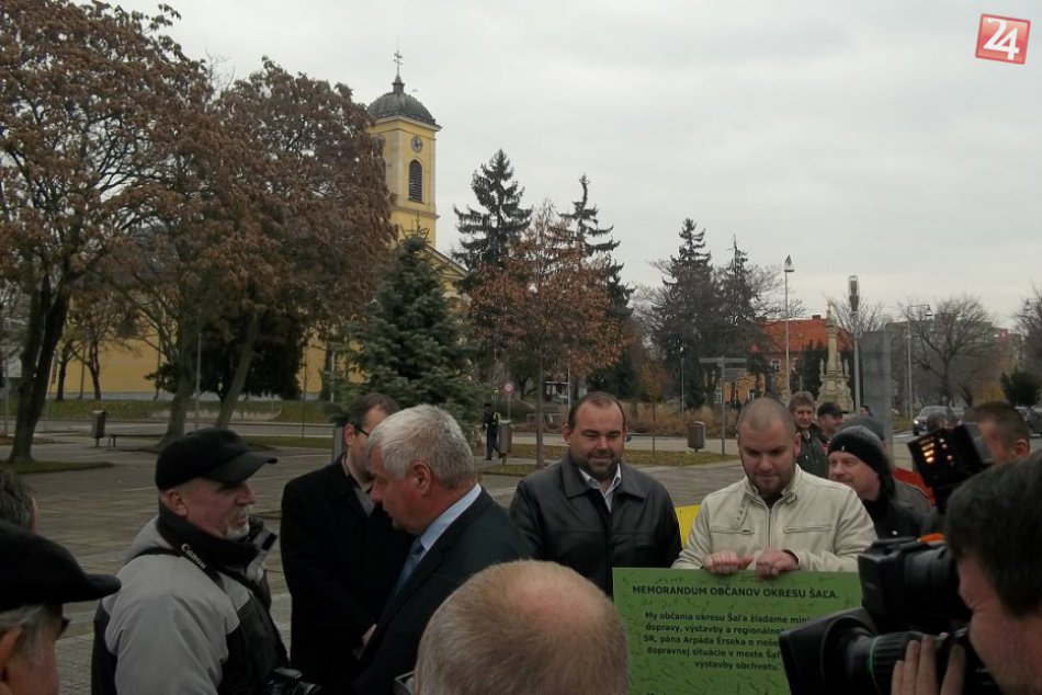 Ilustračný obrázok k článku V Šali prebiehal ďalší protest: Účastníci sa stretli aj s ministrom dopravy