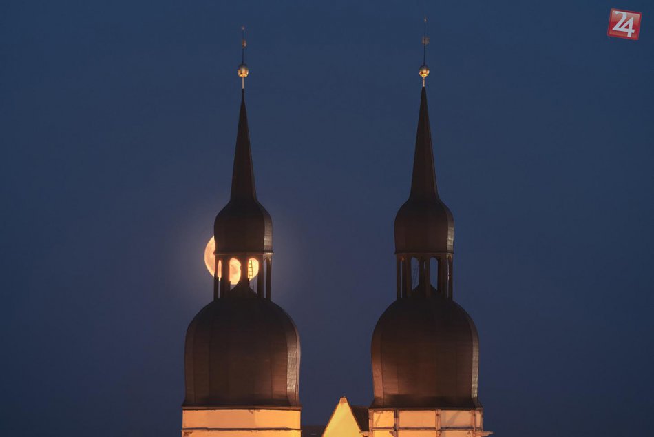 Ilustračný obrázok k článku Divadlo na nebi nad našim mestom: Trnavčan zachytil supermesiac naozaj krásne!