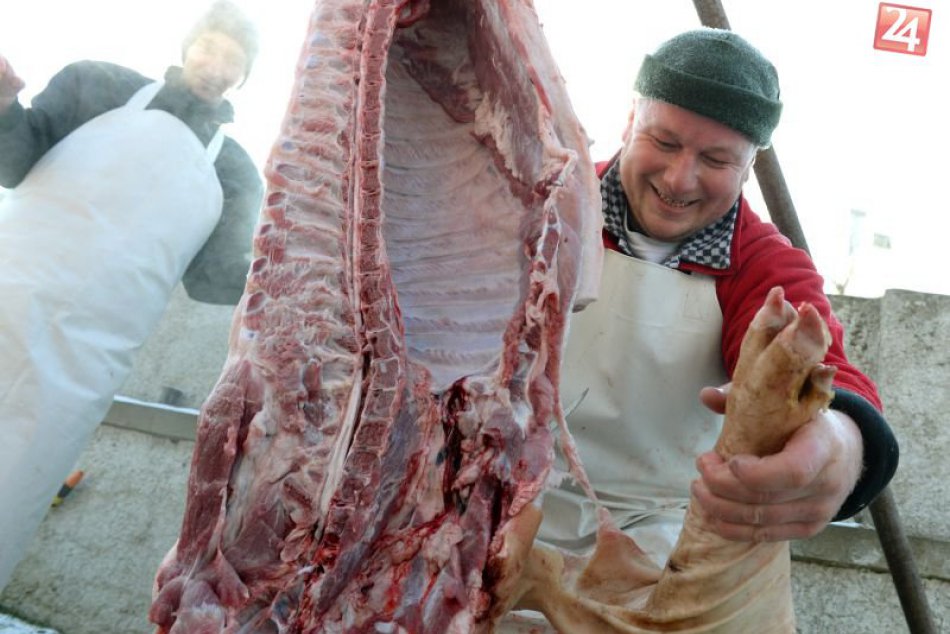 Ilustračný obrázok k článku V centre Michaloviec sa predvedú mäsiari: Zažite zabíjačku v tradičnom štýle