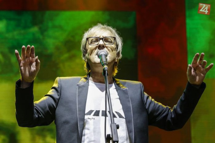 Ilustračný obrázok k článku Miro Žbirka: Mal som byť futbalistom, osudnou sa mi stala lavička