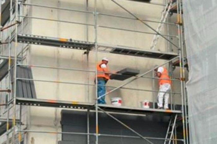 Ilustračný obrázok k článku Tragédia v košickej firme: Muž pád z lešenia neprežil