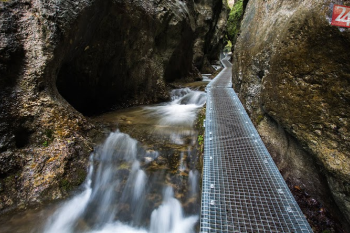 Ilustračný obrázok k článku Tip na výlet v okolí Žiliny: Jánošíkove diery s viac ako 20 vodopádmi