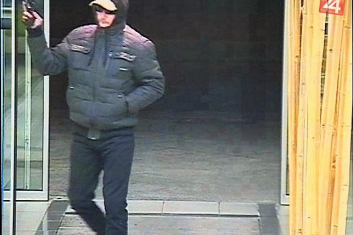 Ilustračný obrázok k článku Pomôžte polícii. Hľadá muža, ktorý prepadol banku so zbraňou v ruke