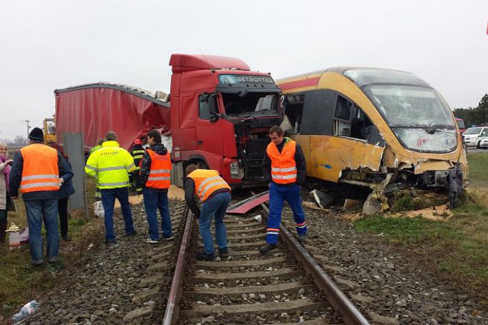 Ilustračný obrázok k článku Úsek železničnej trate do Komárna je po zrážke kamióna s vlakom už prejazdný