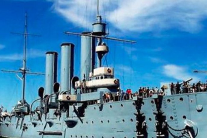 Ilustračný obrázok k článku RANNÁ ŠTVORKA: Aurora "odstrelila" VOSR, Alžbeta II. začala používať Facebook