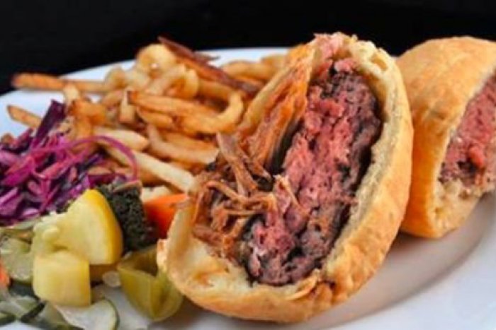 Ilustračný obrázok k článku SVET O SLOVENSKU: Náš vyprážaný burger v langoši je bomba!