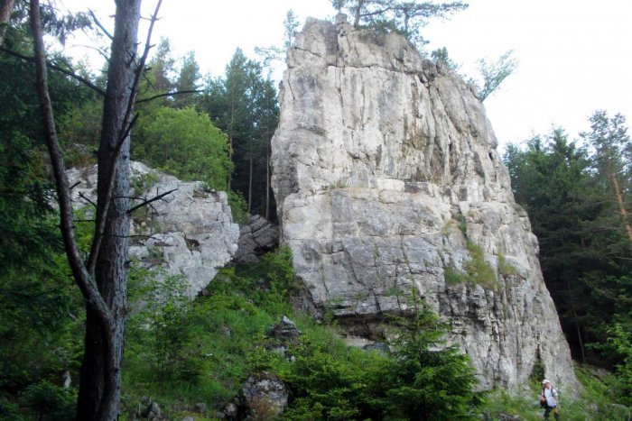 Ilustračný obrázok k článku POZNÁVAJTE LIPTOV: Krkavá skala