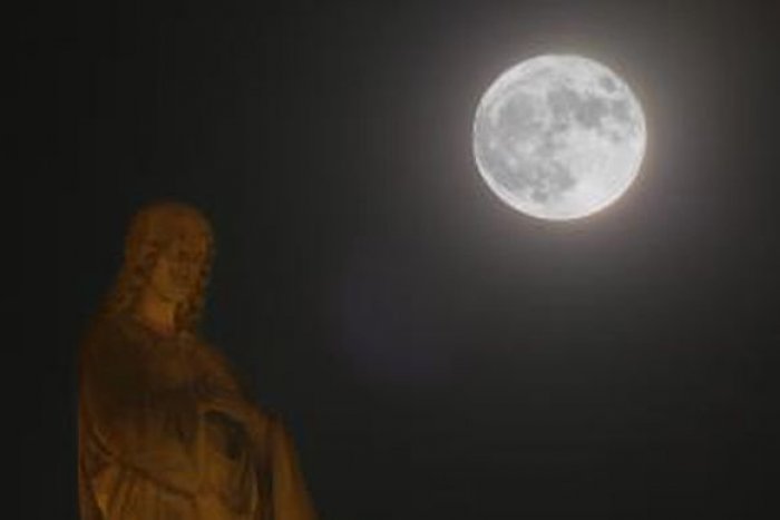 Ilustračný obrázok k článku Čaká nás nebeské divadlo. Uvidíme najväčší supermesiac za posledných 68 rokov!