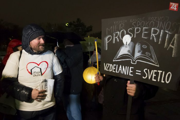Ilustračný obrázok k článku FOTO: Nespokojní učitelia vniesli do ulíc svetielka občianskej angažovanosti