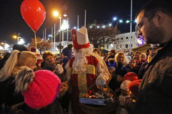 Ilustračný obrázok k článku Mikuláš príde na bystrické námestie na koči. Privedie so sebou aj známeho speváka