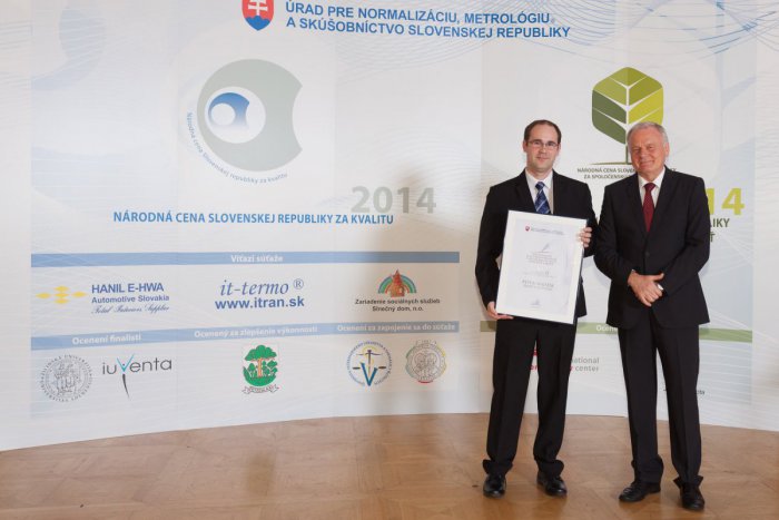 Ilustračný obrázok k článku Národná cena za kvalitu pre Petra Madzíka: Ocenenie získal za článok v britskom časopise