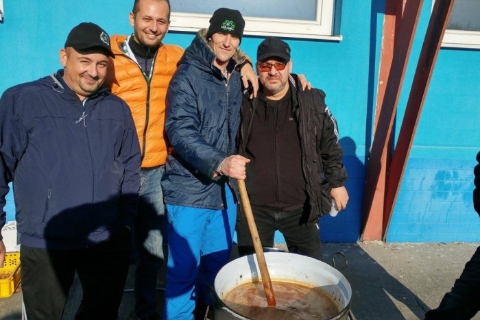 Ilustračný obrázok k článku Hokejový guláš fanúšikov s hráčmi: Ruka v ruke sa tešia na ďalšie zápasy, FOTO