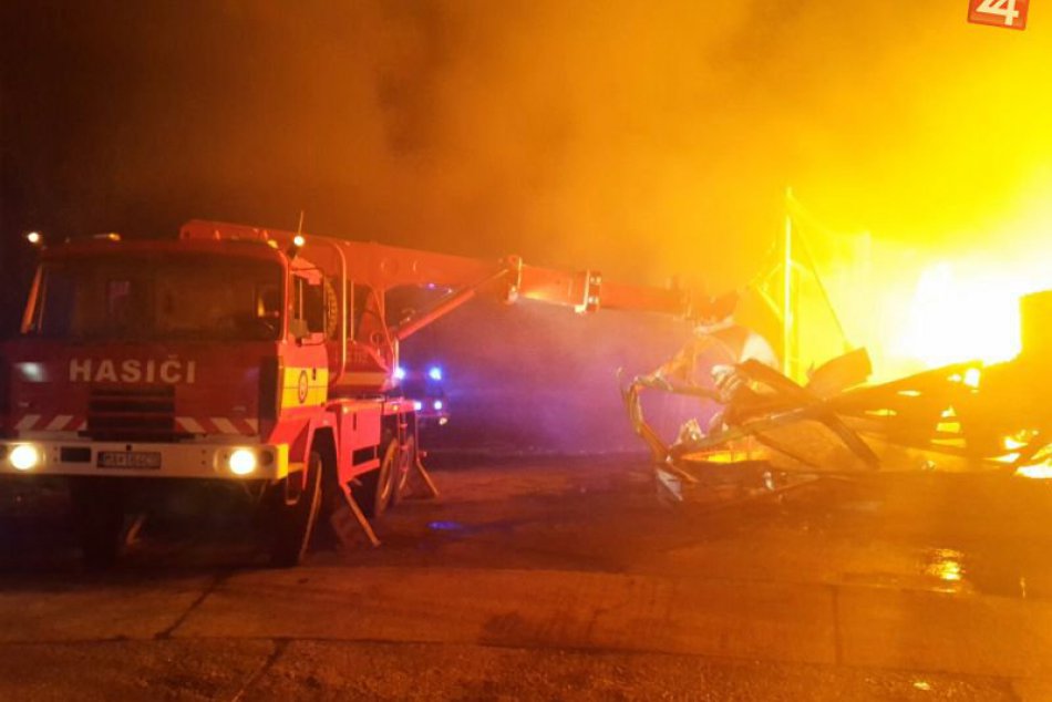 Ilustračný obrázok k článku Zásah hasičov v dýchacích prístrojoch. Drevenica pri Brezne v plameňoch!