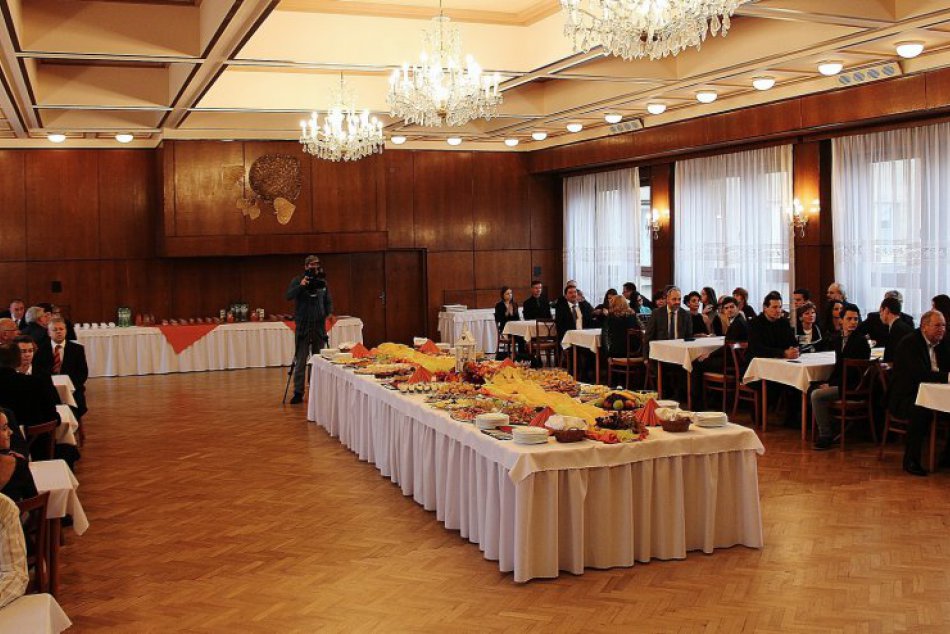 Ilustračný obrázok k článku Dostalo sa im veľkej pocty: 6 novoveských študentov, ktorých ocenil náš kraj