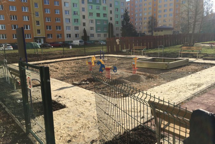 Ilustračný obrázok k článku V Spišskej už dokončujú prvé centrálne ihrisko: Pozrite si ho na fotkách