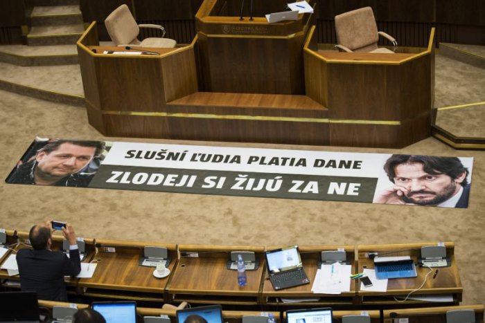 Ilustračný obrázok k článku SVET O SLOVENSKU: Ľudia nie sú hlúpi, politikom skoro nikto nedôveruje