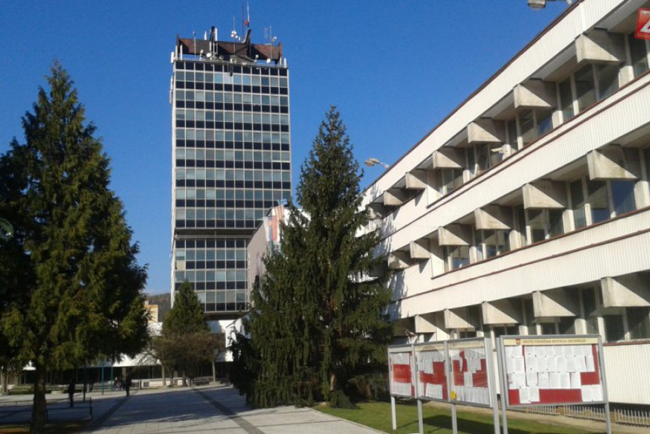 Ilustračný obrázok k článku Považskobystrický vianočný stromček vyrúbali v centre: Kedy sa rozsvieti? FOTO