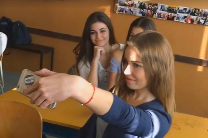 Ilustračný obrázok k článku VIDEO: Svetový fenomén v Bystrici. Na známom gympli zamrzli študenti aj riaditeľka