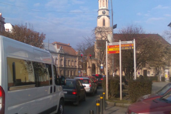 Ilustračný obrázok k článku FOTO: Konečne svietia! Rušnú lučeneckú križovatku znovu ovládajú semafory