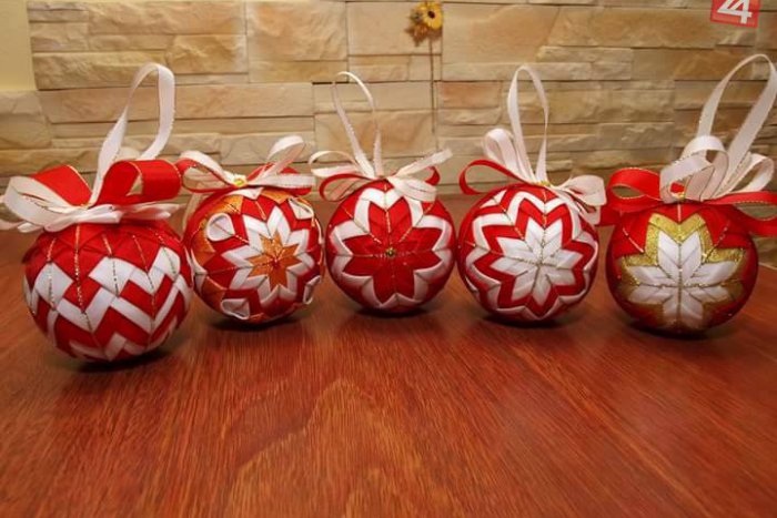 Ilustračný obrázok k článku Skrášlite si sviatky vlastnými výtvormi: Na výrobu ozdôb stačia špendlíky a stužky